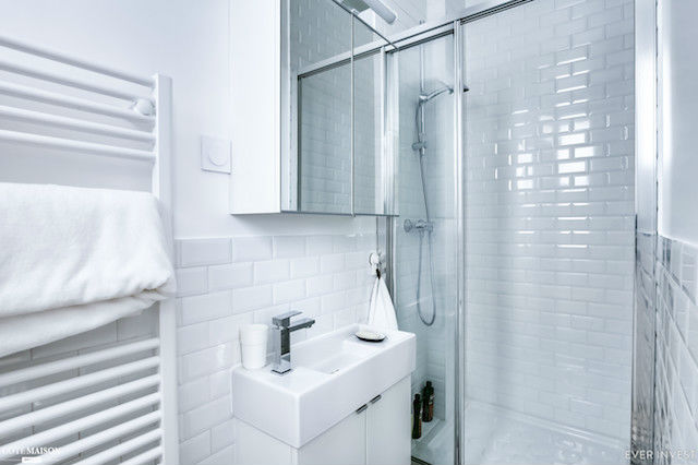 baño con mueble de tamaño reducido