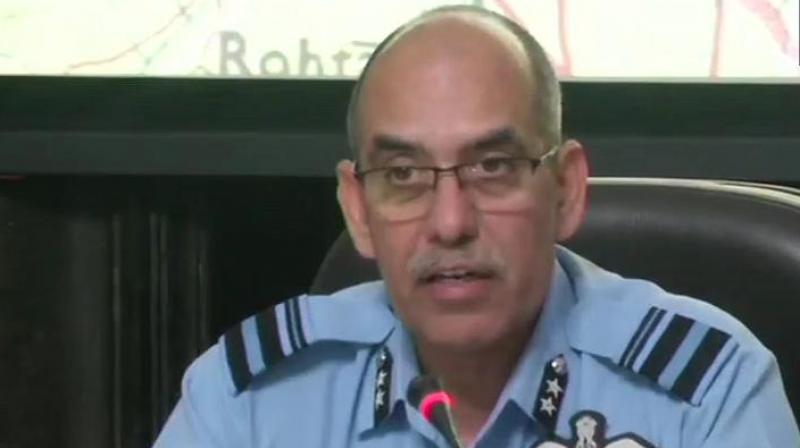 Indian Air Vice Marshal R GK Kapoor Giving Radar Images of F-16 and Two Indian Pilots Air Vice Marshal R GK Kapoor Giving Radar Images of F-16 and Two Indian Pilots