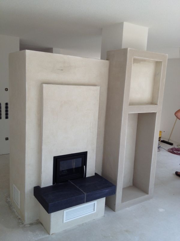 Kamin fertig, Bäder zum Teil gefliest