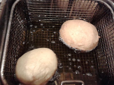 Friendo las berlinas rellenas de crema