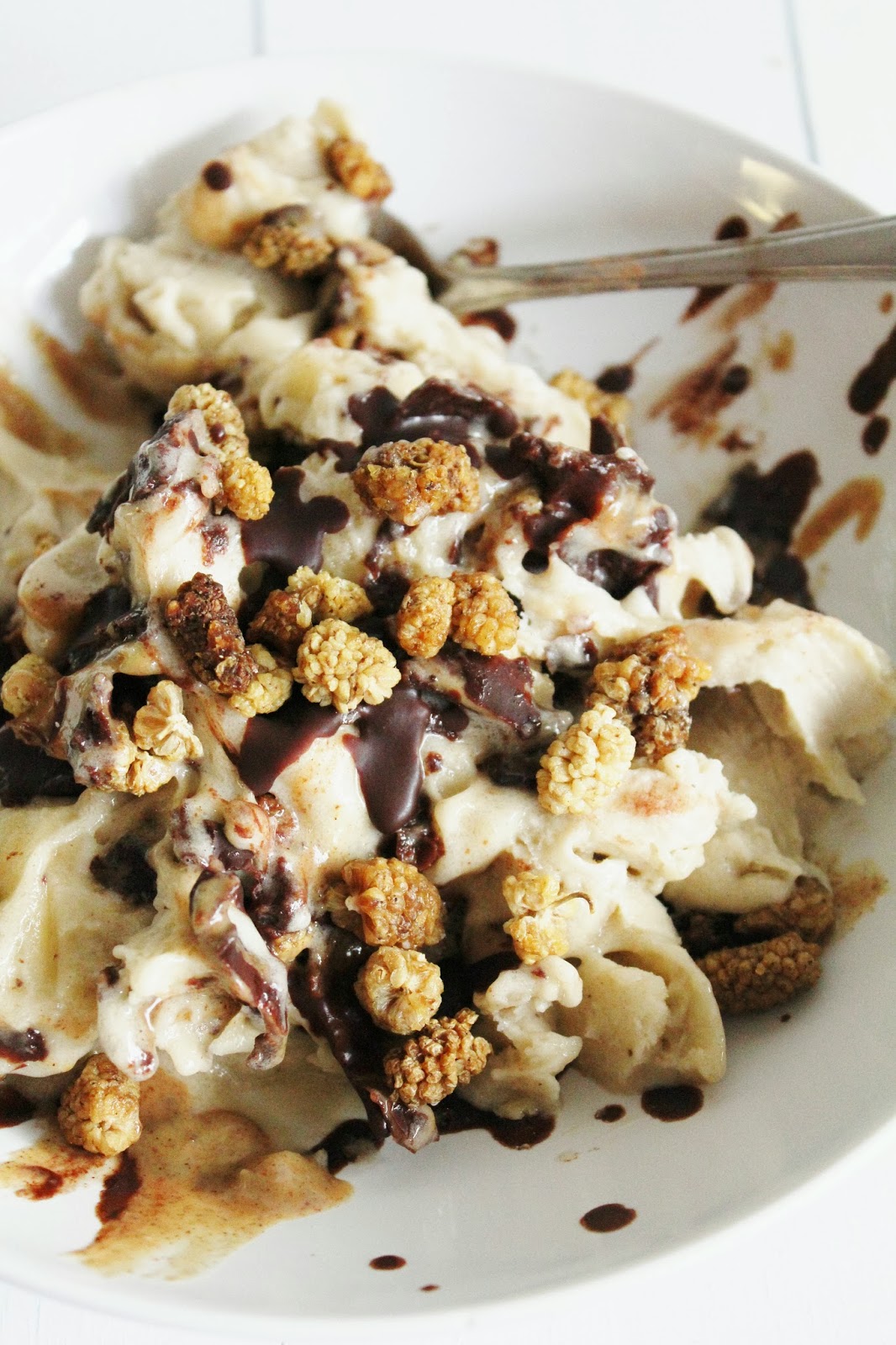This Rawsome Vegan Life BANANA ICE CREAM SUNDAE with CHOCOLATE SAUCE