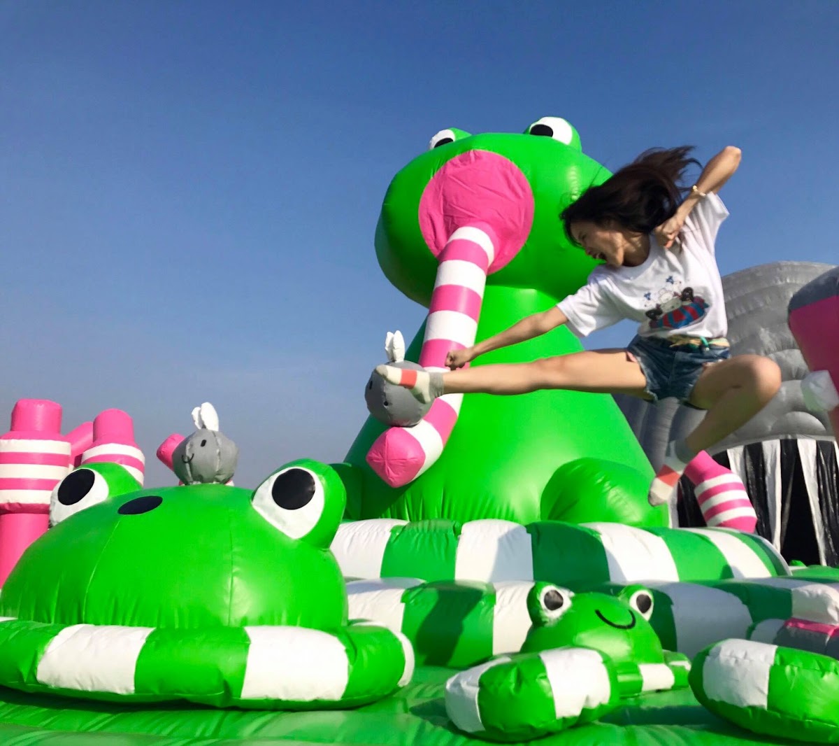 「花花世界」中的獅子王靜候遊客的到來。