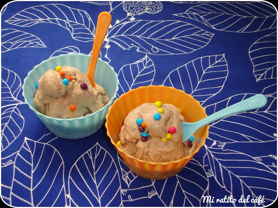 Helado de chocolate con caramelo y avellanas