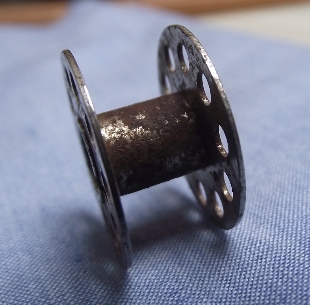 Lizzie Lenard Vintage Sewing: Tuesday's Top Tip - Cleaning a Rusty Bobbin