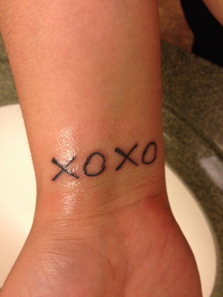 tatuaje del simbolo XOXO , una idea original para tatuajes de amigas