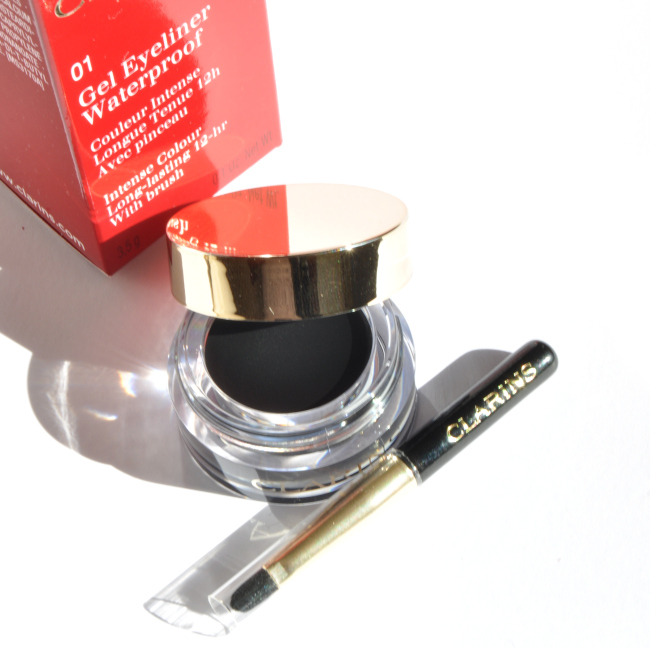 Clarins lo tiene claro este otoño mirada potente y labios rojos al