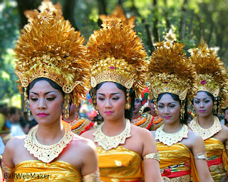 Opening Parade Girls in Balinese Traditional