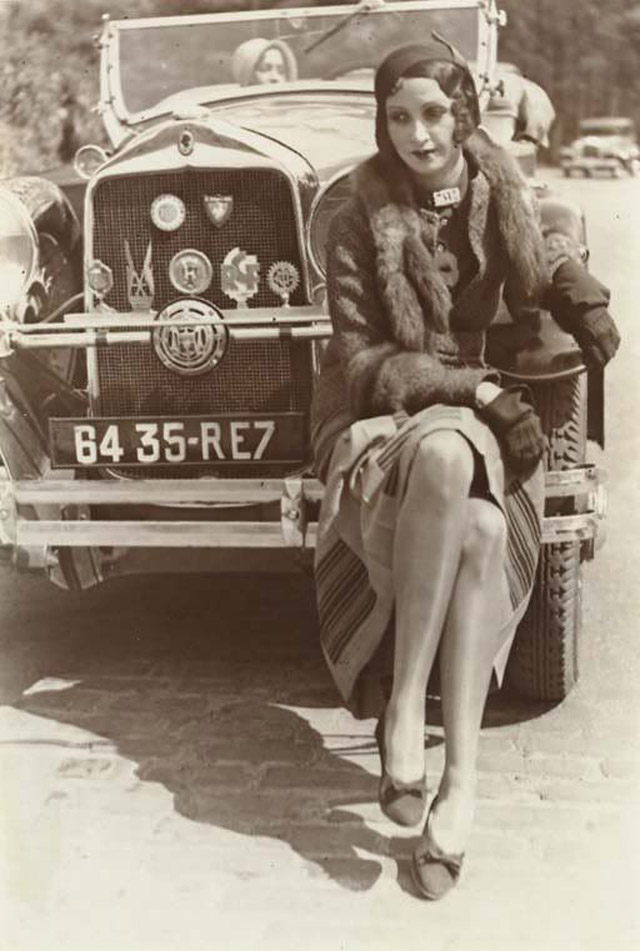 22 Funny Vintage Photos of Flappers Posing With Their Cars From the