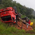 Caminhão carregado com tijolos tomba após evitar acidente com carreta na PR-090