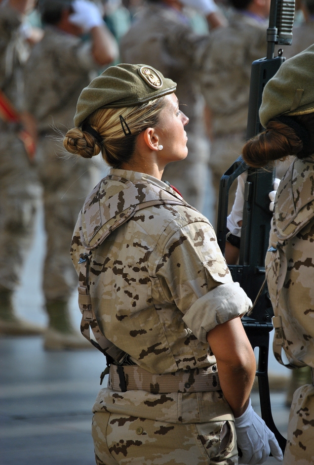 Американская военная девушка. Американские женщины военнослужащие. Девушки в американской армии. Женская американская армия. Прическа в армии.
