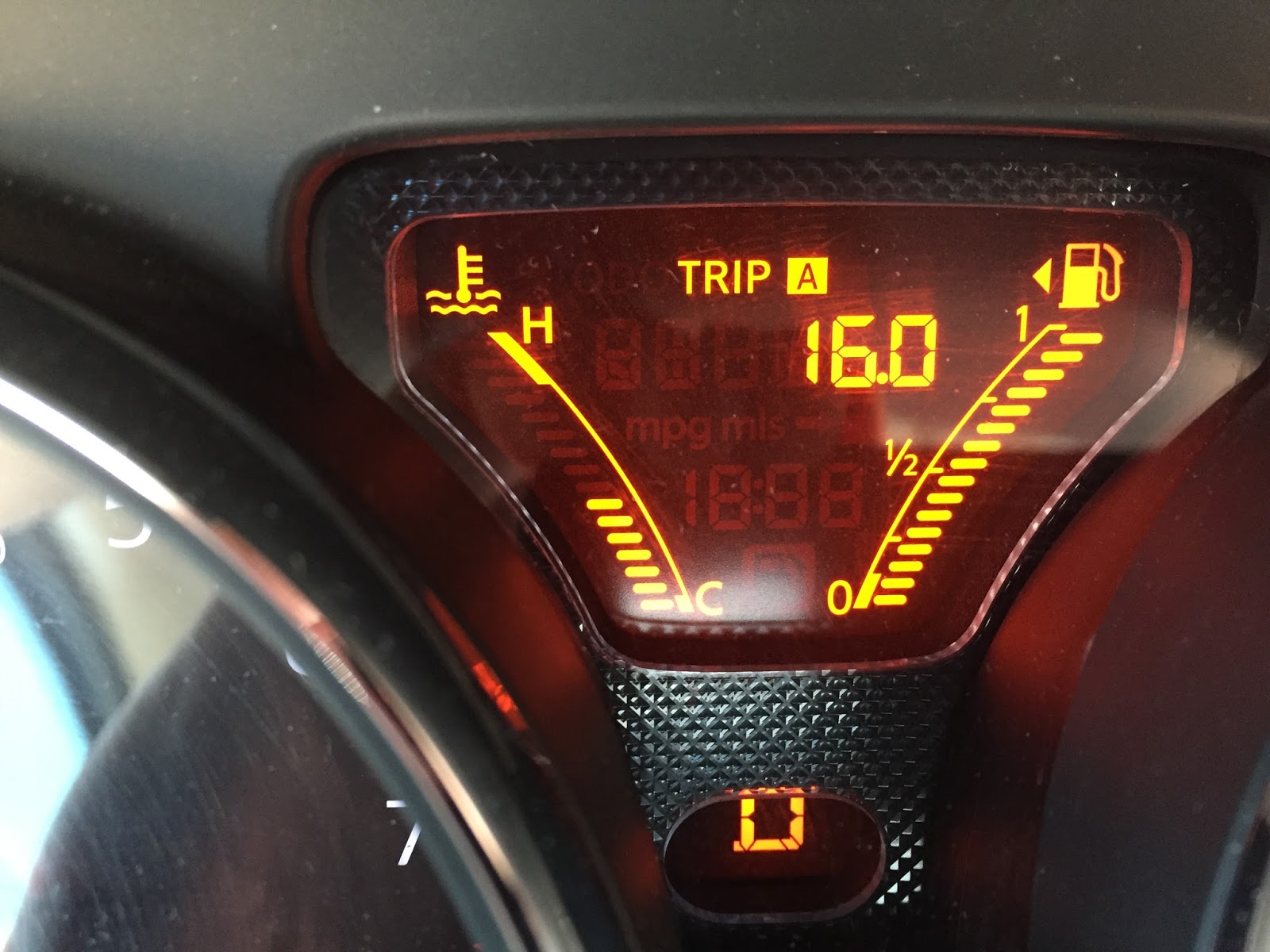 Mileage Report 2014 Nissan Versa SV getting 32.9 avg mpg with the