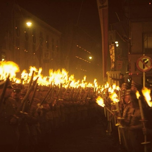 ‘Marchas de antorchas’ simultáneas para reivindicar la independencia de Cataluña.Similitud con las marchas de antorchas NAZIS WP_20160406_024