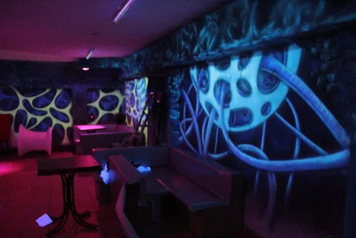 Malowanie obrazu w ultrafiolecie, mural UV świecący w ciemności, aranżacja ściany na dyskotece