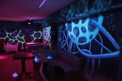 Mural w ultrafiolecie Malowanie obrazu w ultrafiolecie, mural UV świecący w ciemności, aranżacja ściany na dyskotece