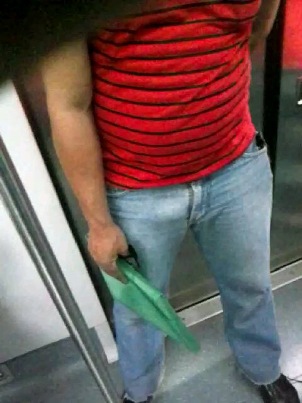 Macho no metro com o pau marcado no jeans