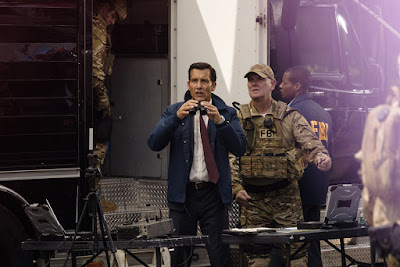 The Informer 2019 Clive Owen Image 1