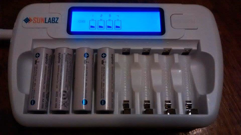 ENEGON Acculader, snelle acculader met AC-adapter en intelligent lcd-display, onafhankelijke 8-laadplaats batterijlader voor Ni-MH Ni-CD oplaadbare AA AAA batterijen