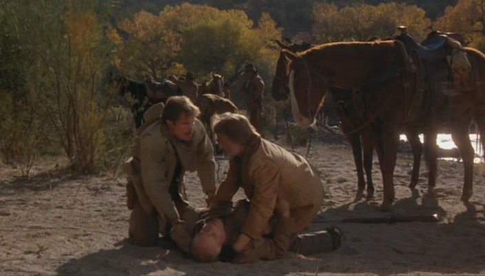 +фильм кот идет по следу. Следы на песке. Скотт уилсон последний самурай. Идущий по следу вестерн 1988 hd. Сыщик с лупой по следам.