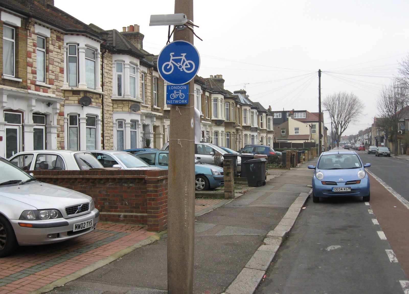 Crap Cycling & Walking in Waltham Forest An iconic contraflow cycle lane