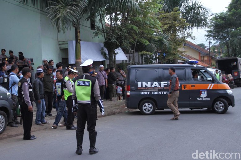 Akhirnya! 1x24 Jam, Penganiaya KH. Umar Basri Berhasil Diringkus, Komentar Polisi.... Akhirnya! 1x24 Jam, Penganiaya KH. Umar Basri Berhasil Diringkus, Komentar Polisi....