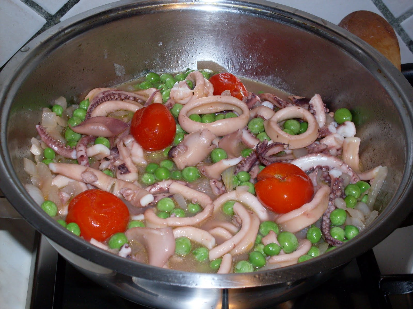 totani con piselli e pomodorini