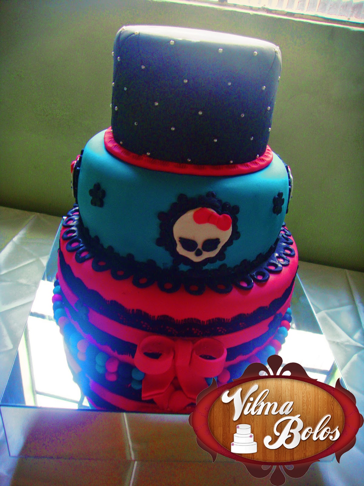 Bolos e Docinhos para Uberlândia e Região Bolo de 3 andares com