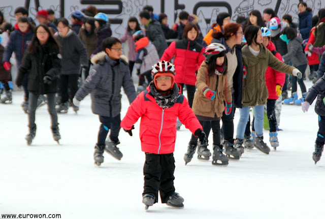 Niño coreano patinando sobre hielo en Seúl