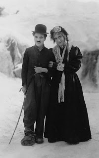 Братья Чаплин позируют в костюмах в декорациях "Золотой лихорадки" - 2
