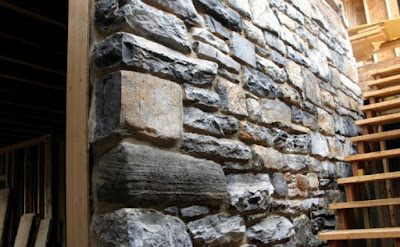 Dinding batu alam