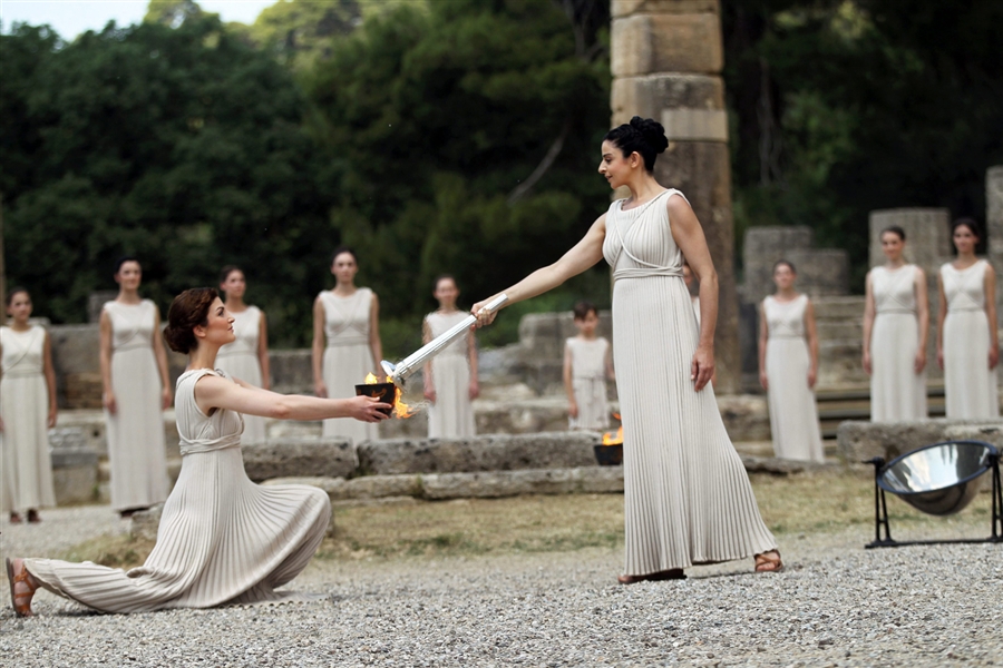The Greek Housewife: OLYMPIC FLAME - LIGHTING AND DELIVERING CEREMONIES