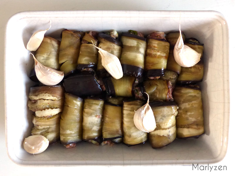 Placez les rouleaux d'aubergines dans un plat allant au four.