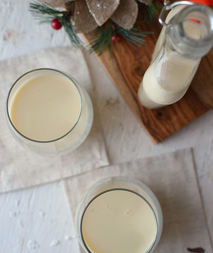 Hay otra versión del ponche crema llamada leche e' burra, se hace con licor artesanal sanjonero o miche claro, lo que le da un toque especiado