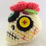 http://translate.google.es/translate?hl=es&sl=en&tl=es&u=http%3A%2F%2Fgeekwithahook.blogspot.de%2F2014%2F10%2Fday-of-dead-sugar-skull-free-amigurumi.html&sandbox=1