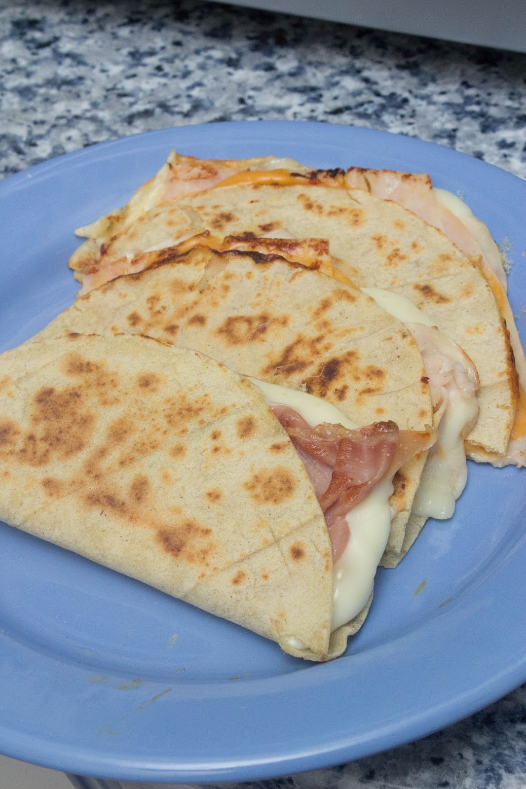 Quesadillas de quesos con pavo y jamón serrano sin gluten El Baúl de