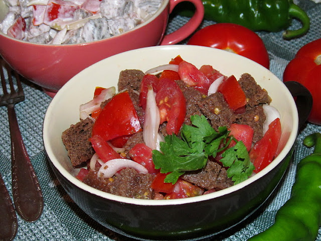 Хлебный салат с помидорами и луком