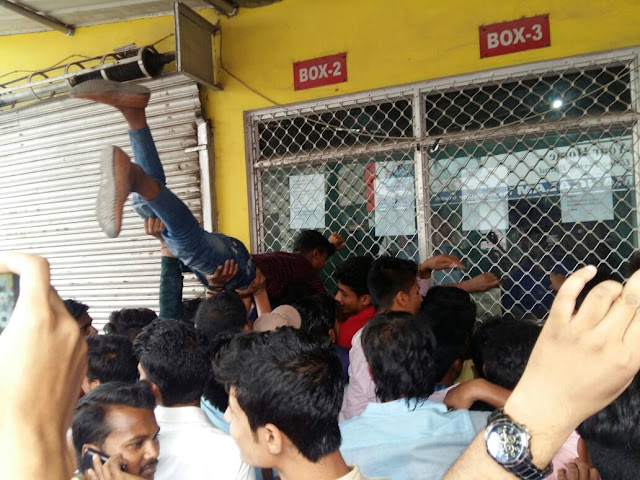 बाहुबल्ली-2 की टिकट को लेकर हुआ हँगामा, पहुँची पुलिस.. 1 बाहुबल्ली-2 की टिकट को लेकर हुआ हँगामा, पहुँची पुलिस.. 1
