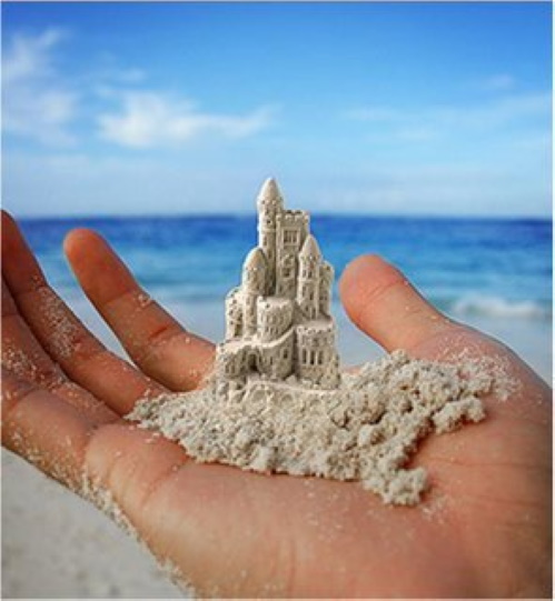Se você conhece o autor desta imagem, por favor nos informe para que possamos atribuir-lhe os devidos créditos. Obrigado. #PraCegoVer: Castelo de areia construído na palma da mão.