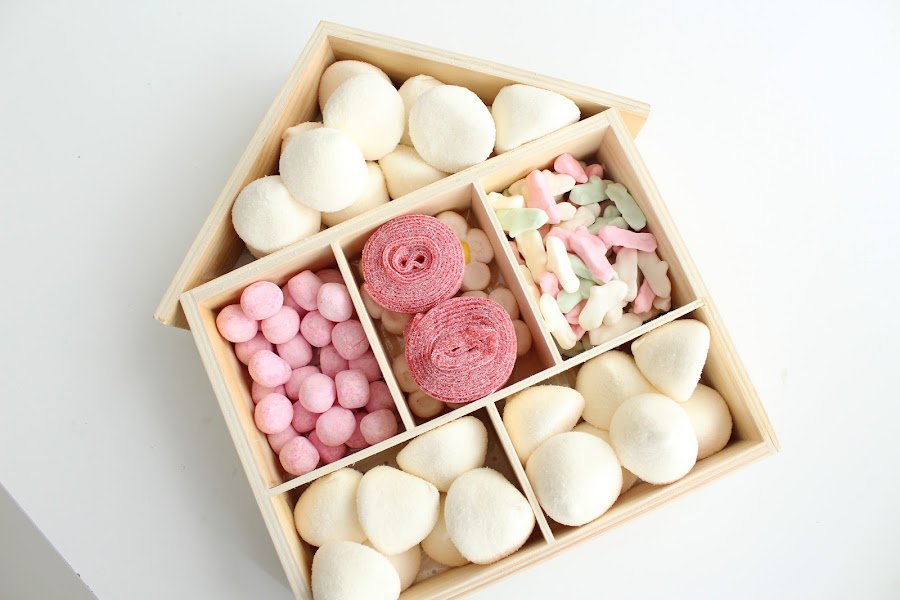 casita de madera con chuches para regalo de bebé