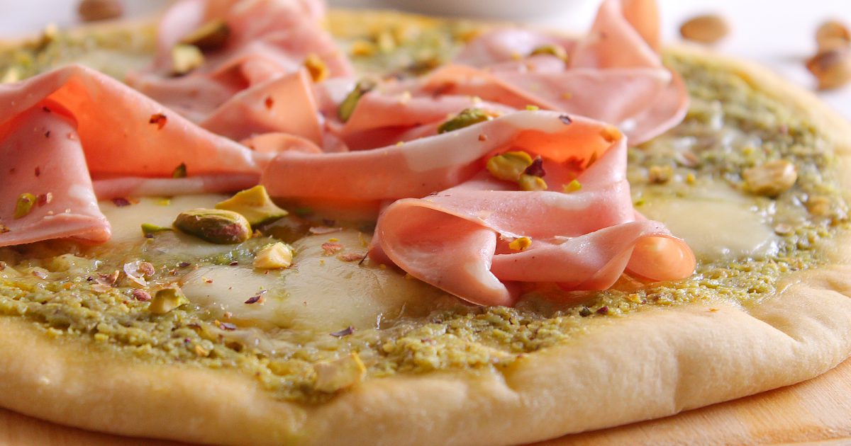 La Tavola Allegra Pizza con Mortadella e Pesto di Pistacchio Siciliano