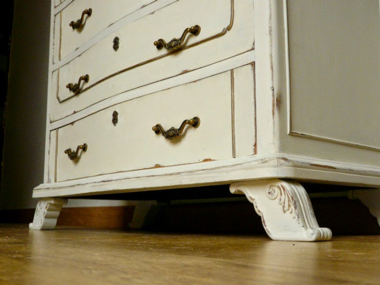 Comoda blanca restaurada