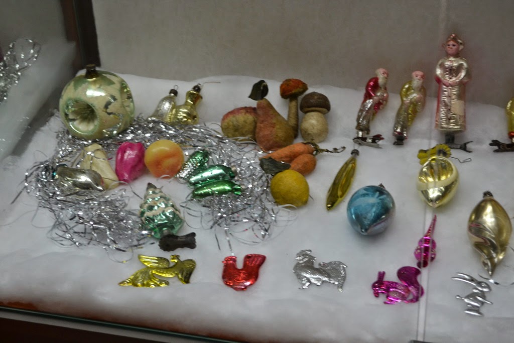 музей елочных игрушек в германии. выставка новогодних игрушек. выставка елочных игрушек в минске. выставка новогодние игрушки нашего детства. оформление выставки новогодних игрушек.