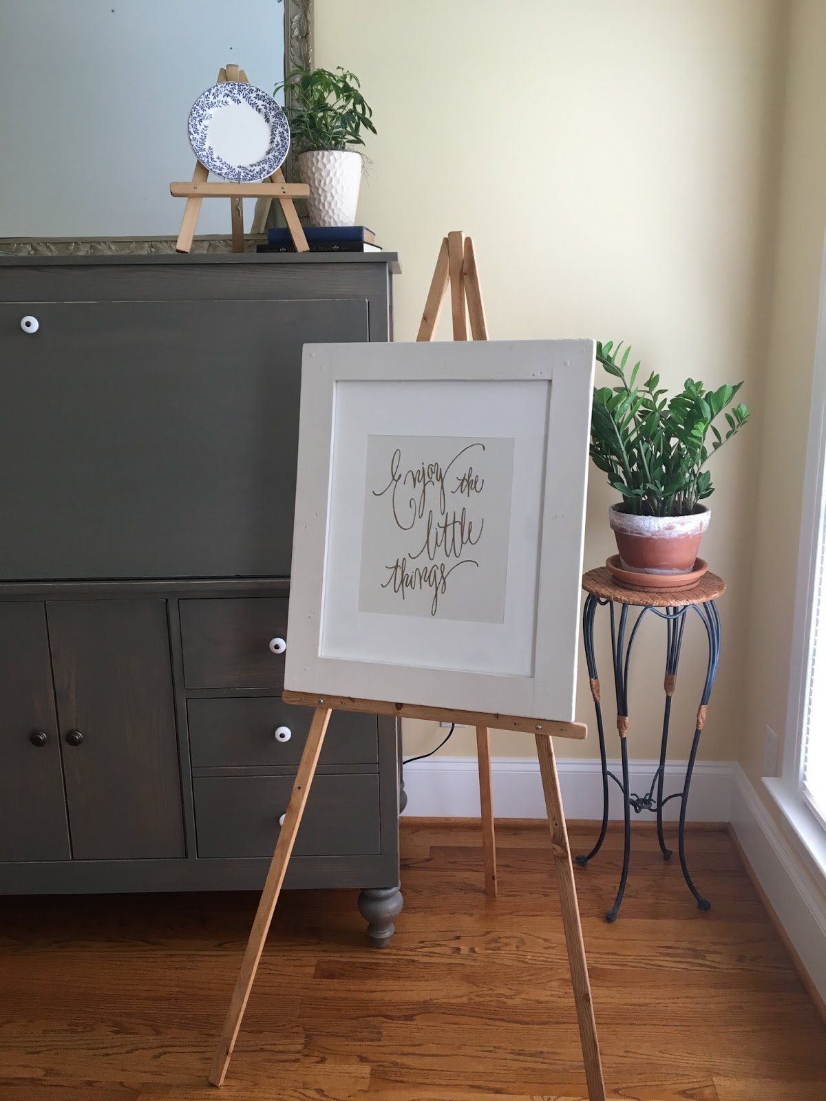 The Project Lady DIY Cheap & Easy Wooden Easels