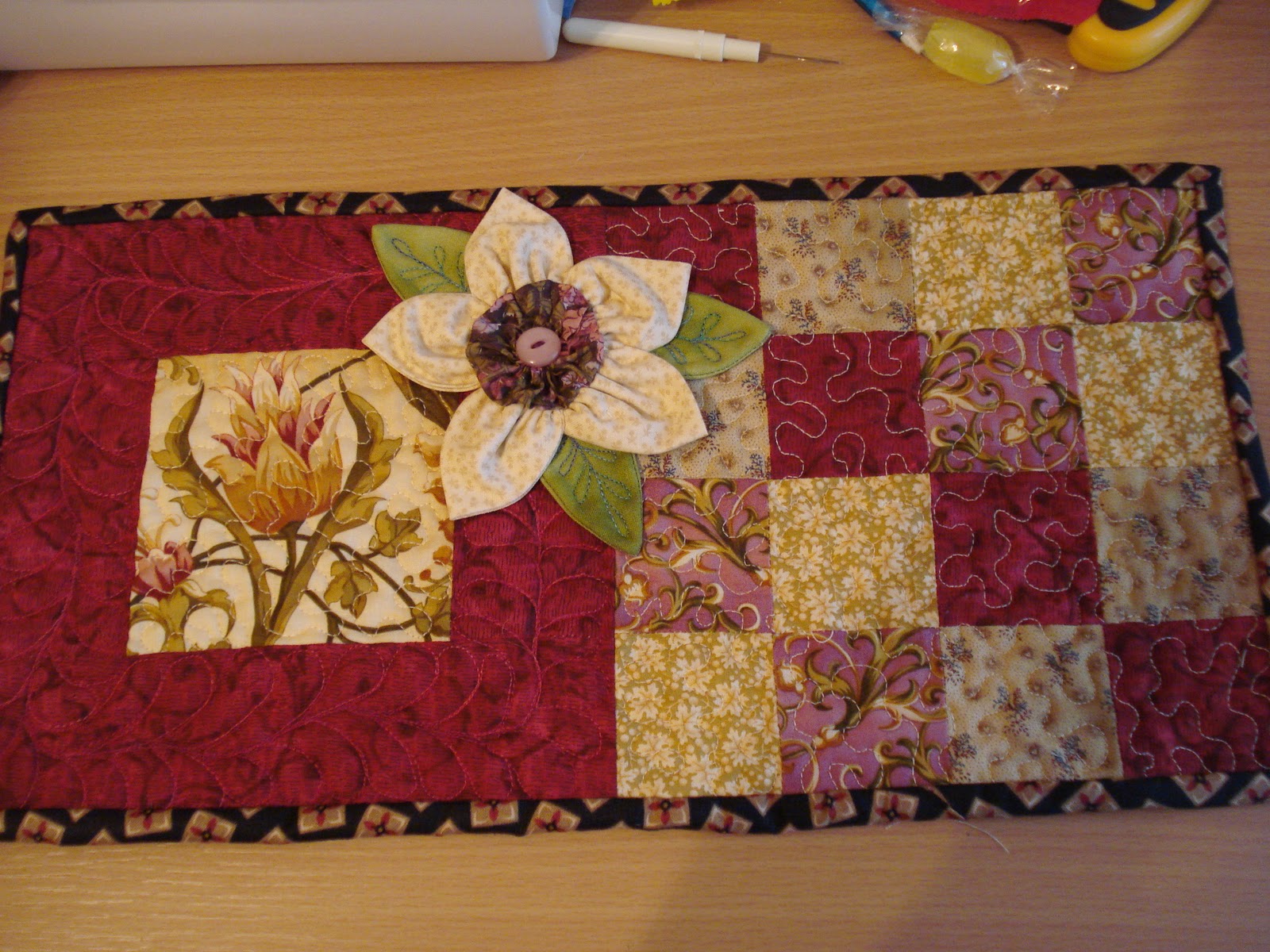 The Nifty Stitcher 3D Flower Mug Rug Tutorial.