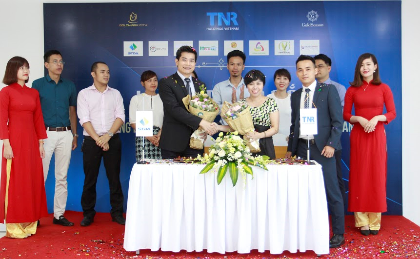 STDA đại diện Hệ thống Đại lý phân phối ký kết cùng TNR Holdings Việt Nam. STDA đại diện Hệ thống Đại lý phân phối ký kết cùng TNR Holdings Việt Nam.