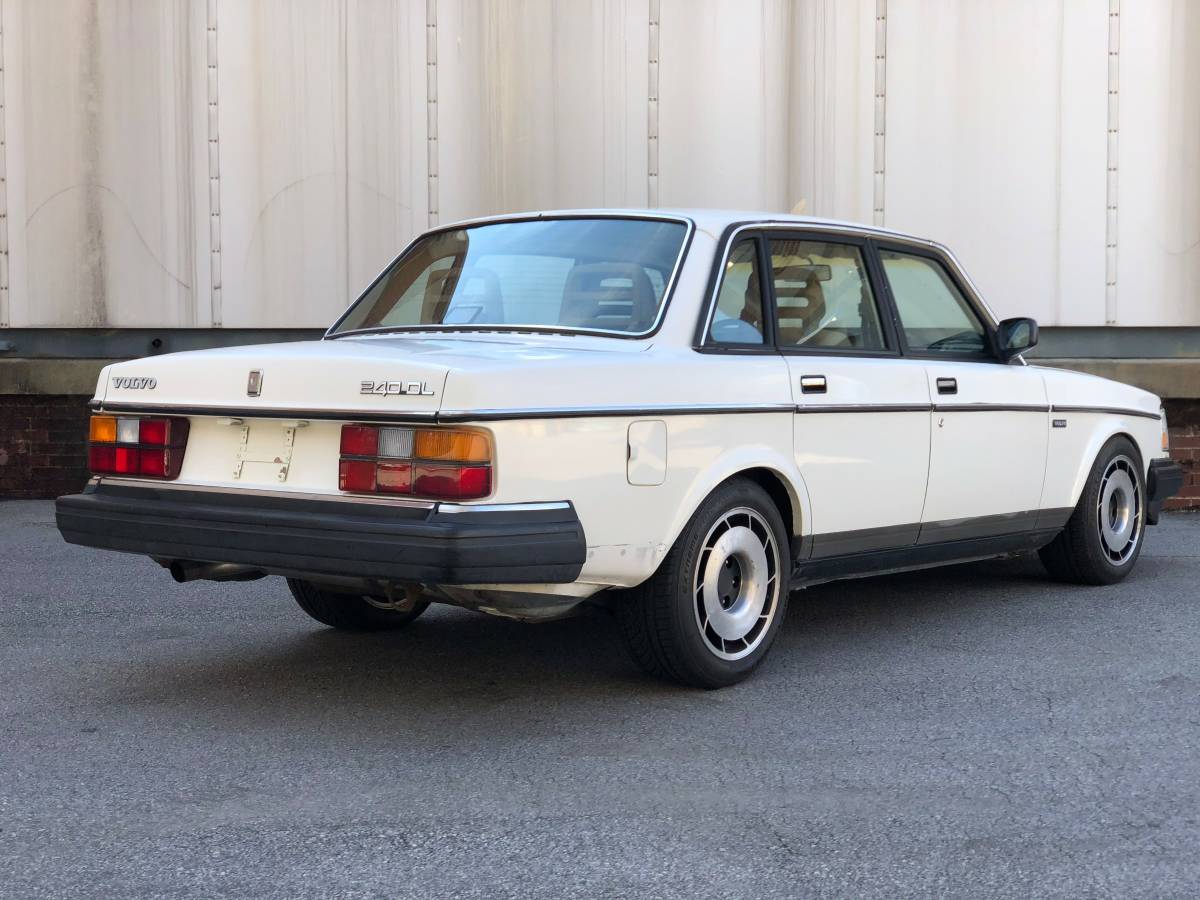 Daily Turismo LS V8 Swapped 1990 Volvo 240 DL