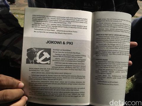 Usai Pidato Rizieq, Laskar FPI Bagikan Buku Tentang PKI Bergambarkan Jokowi Usai Pidato Rizieq, Laskar FPI Bagikan Buku Tentang PKI Bergambarkan Jokowi