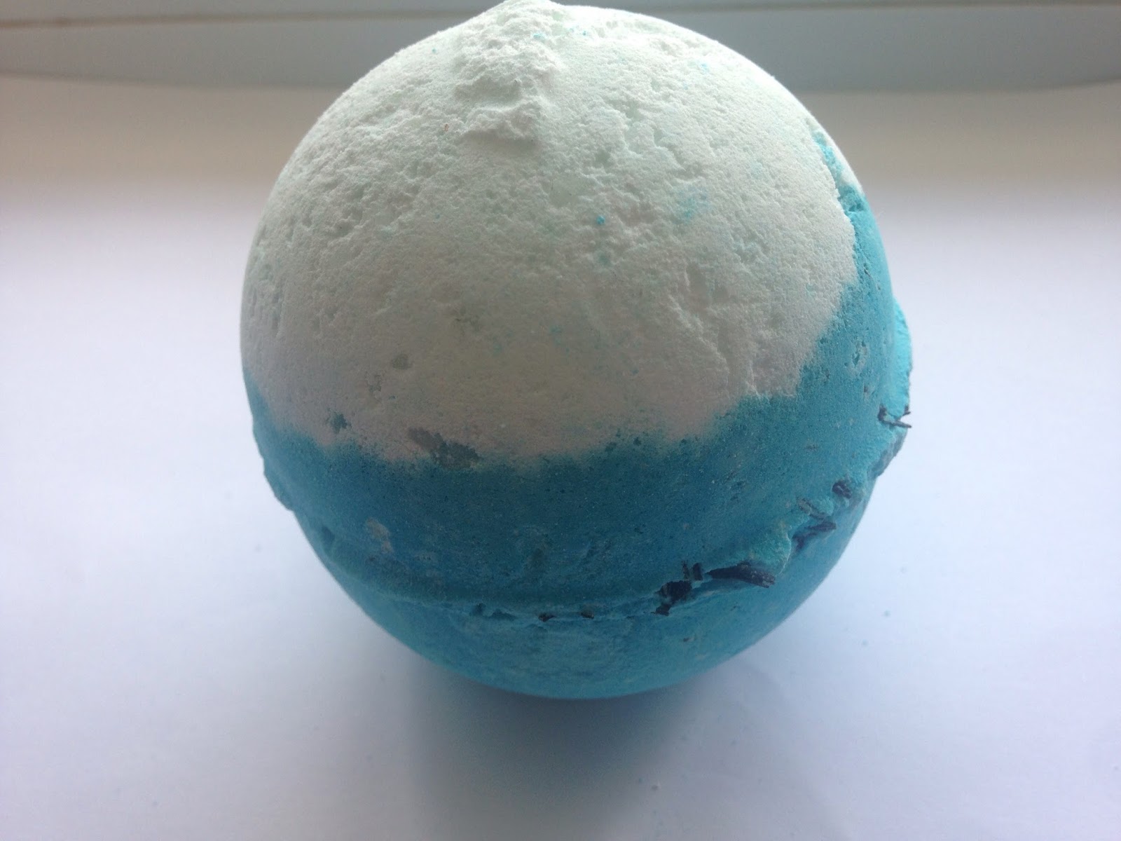a typical english rose │UK beauty blog Lush's big blue bath bomb