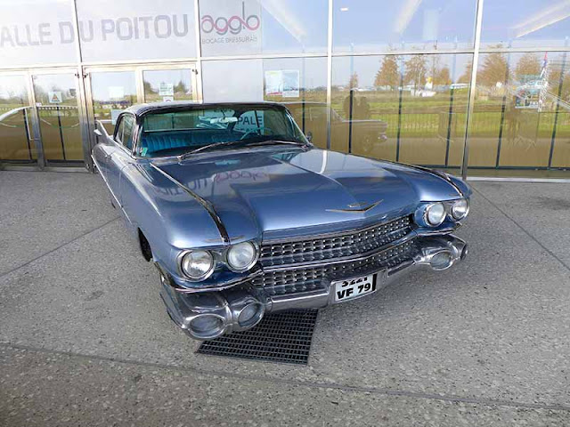 voiture Cadillac bleu