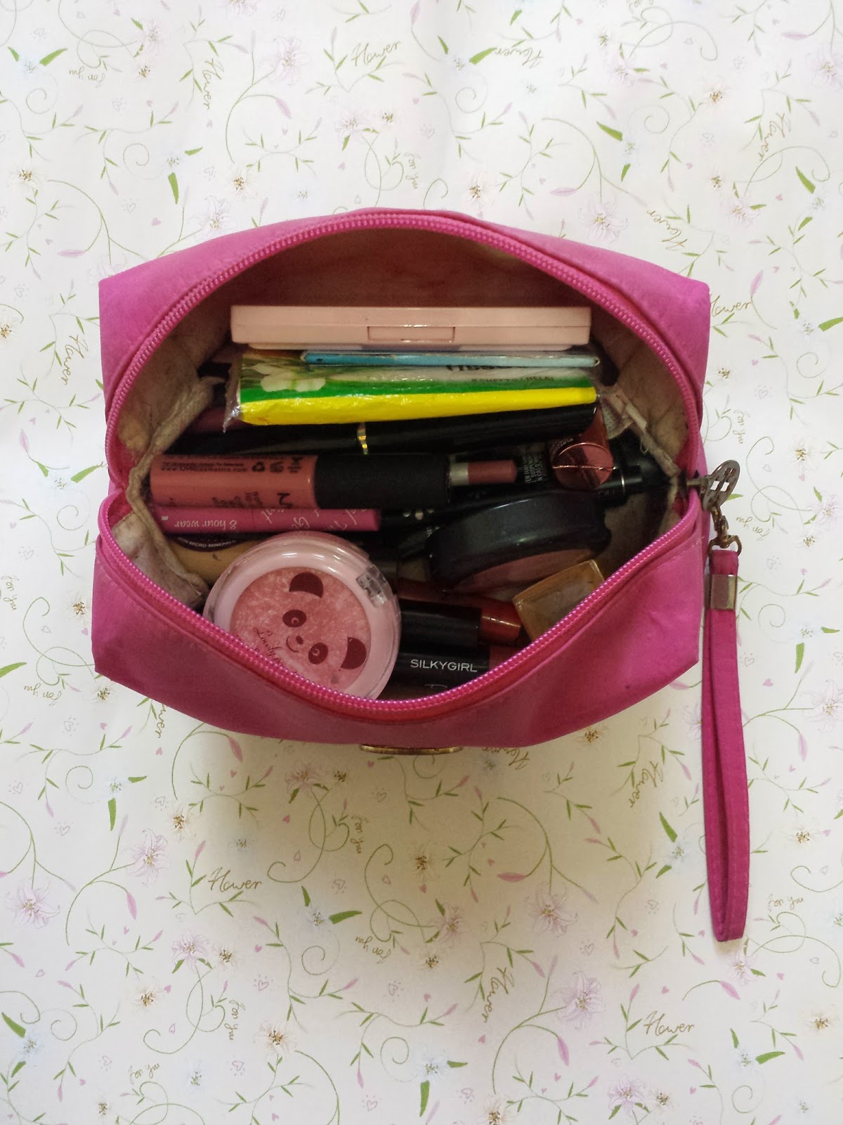 10 Day Random Challenge - Makeup Bag | Lenne Zulkiflly