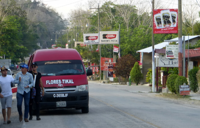 Transporte por Flores, Tikal, El Remate (Petén).